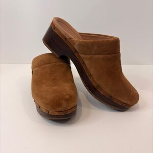 ✨𝗦𝗢𝗟𝗗✨ NWOT Vionic Kacie Suede Clog Mule Women’s Size 7 · Caramel Tan